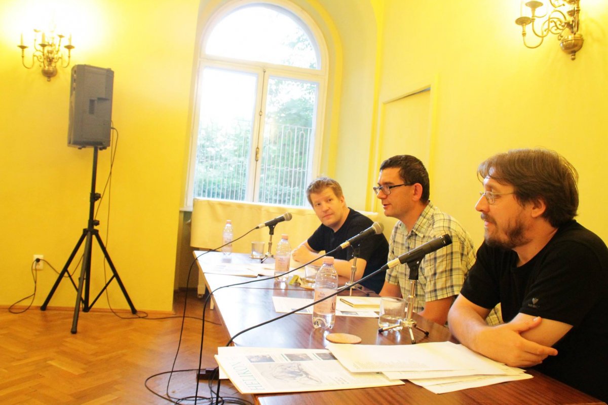 Helikonosok Bukarestben. André Ferenc, Karácsonyi Zsolt és Papp Attila Zsolt az irodalmi esten a Balassi Intézetben •  Fotó: Balassi Intézet