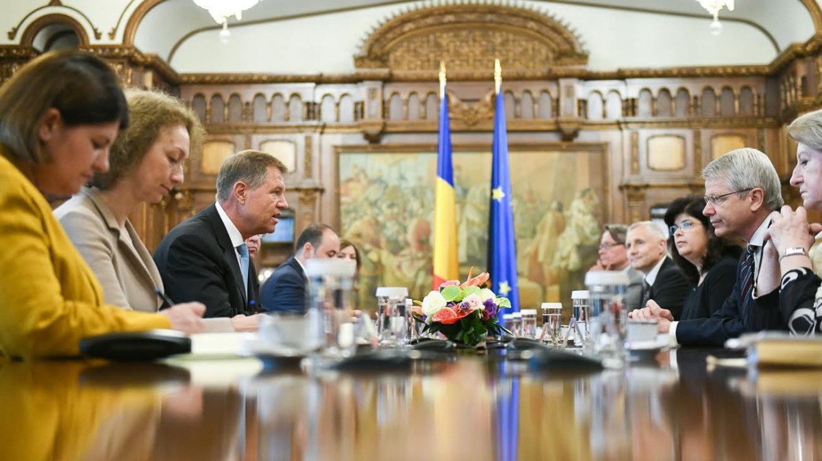 Klaus Johannis államfő egyeztet a Velencei Bizottság küldöttségével Bukarestben •  Fotó: Presidency.ro