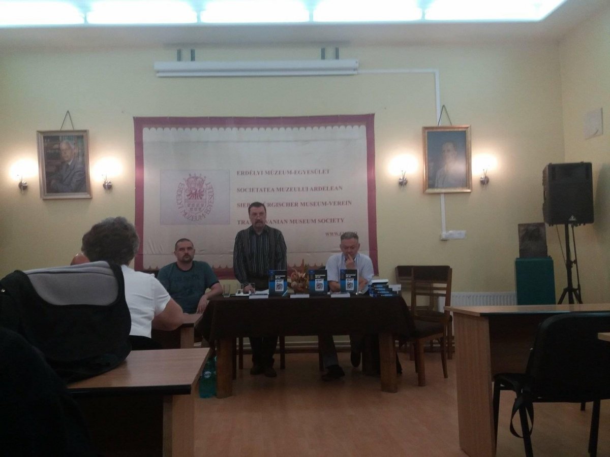 Kiss Tamás, Bakk Miklós és Salat Levente a könyv bemutatóján • Fotó: Pap Melinda