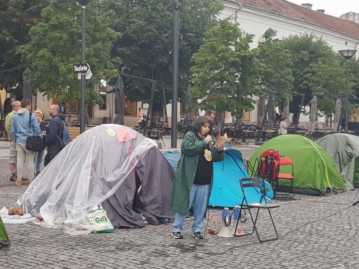 Bárki kezébe veheti a mikrofont, és beszédet tarthat, vagy felolvashat &bullet;  Fotó: Rostás Szabolcs