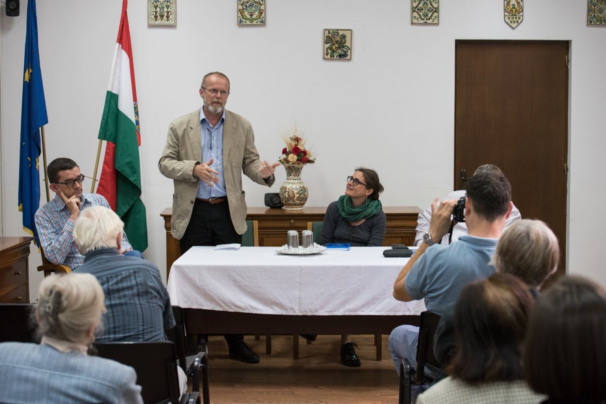 Jakabffy Tamás, a kötet szerkesztője és László Noémi költő a bemutatón •  Fotó: Bethlendi Tamás
