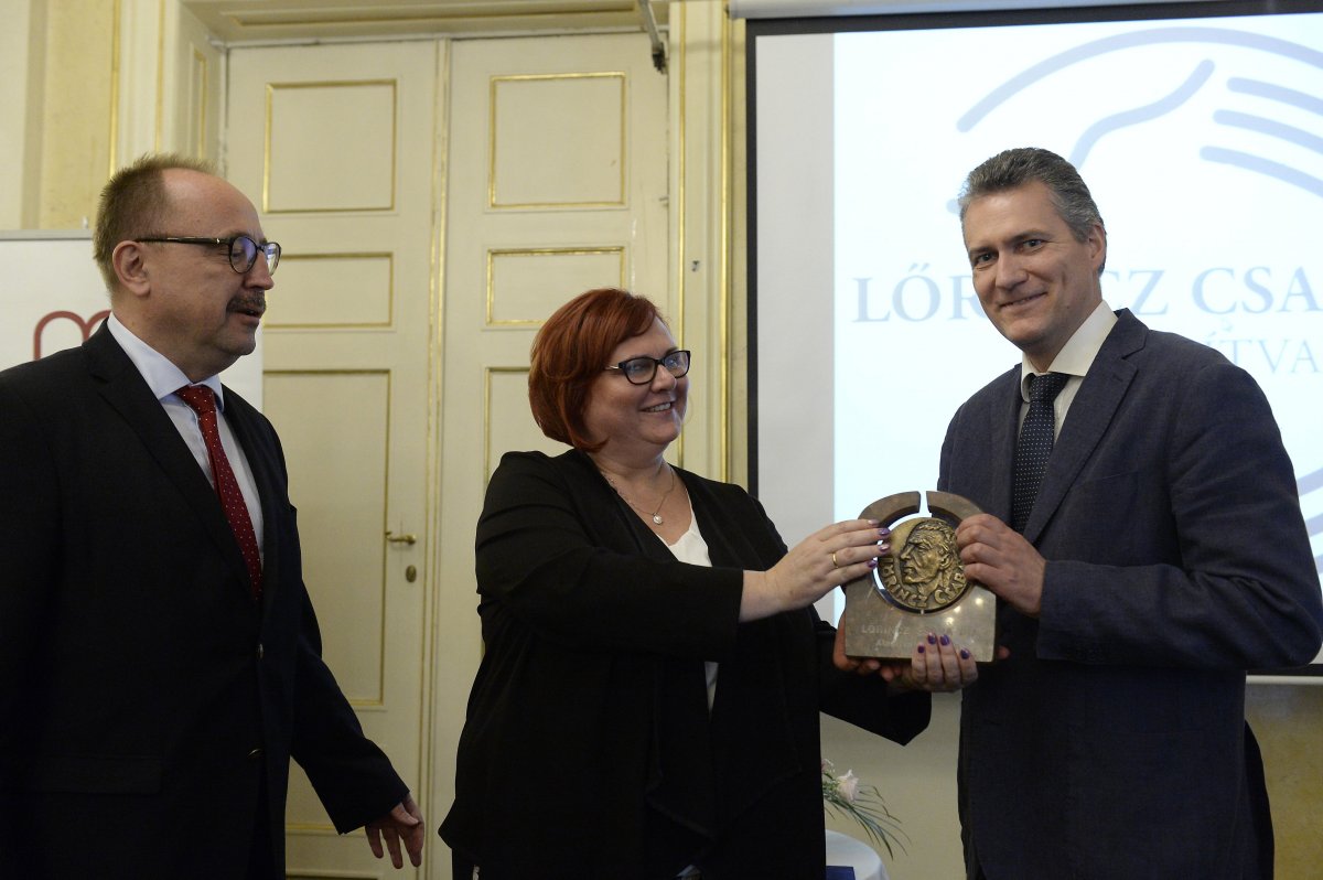 Vizi Balázs (jobbra) a díj átvételekor &bullet;  Fotó: MTI