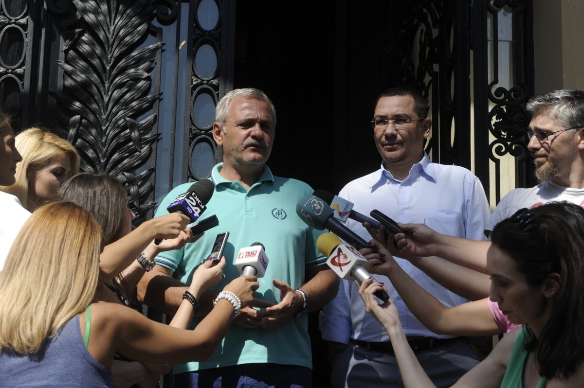 Victor Ponta (jobbra) szerint a Liviu Dragnea vezette PSD a Titanic, a Pro Románia meg a mentőcsónak •  Fotó: PSD