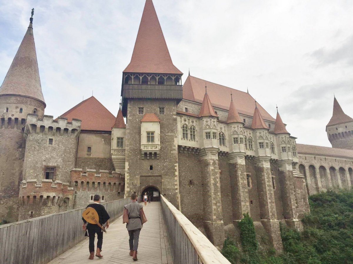 Az álruhában járó Mátyás a vajdahunyadi várban &bullet;  Fotó: Magyarság Háza
