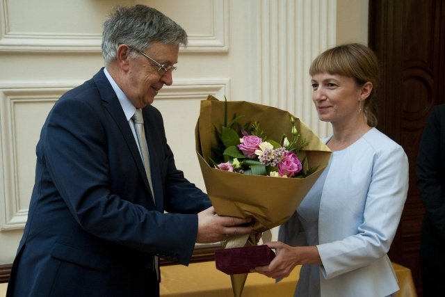 Biró Annamária átveszi az Arany János-érmet •  Fotó: Mta.hu/Szigeti Tamás