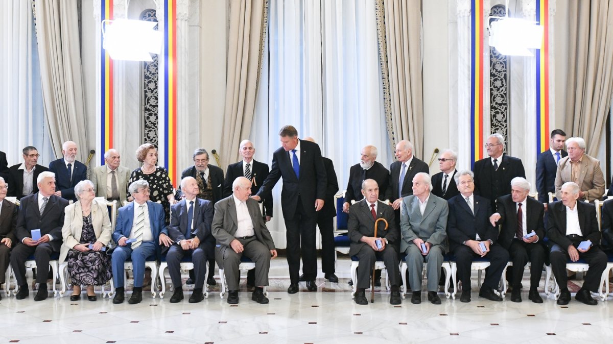 Klaus Johannis az emberiesség elleni bűncselekményeket elkövetők felelősségre vonását sürgette a volt politikai foglyok kitüntetésekor •  Fotó: Presidency.ro