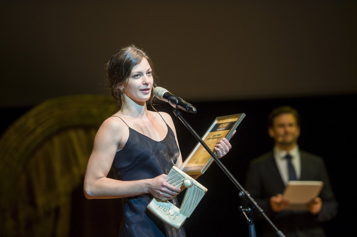 A Kolozsvári Állami Magyar Színház Ibsen Rosmersholm című darabjában Rebekka Westet alakító Imre Éva, miután átvette a legjobb női főszereplőnek járó díjat •  Fotó: MTI