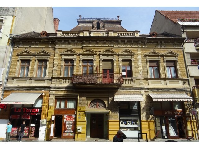 A korzó újabb, 14-es szám alatti épülete elé is állvány kerül &bullet;  Fotó: Oradea.ro