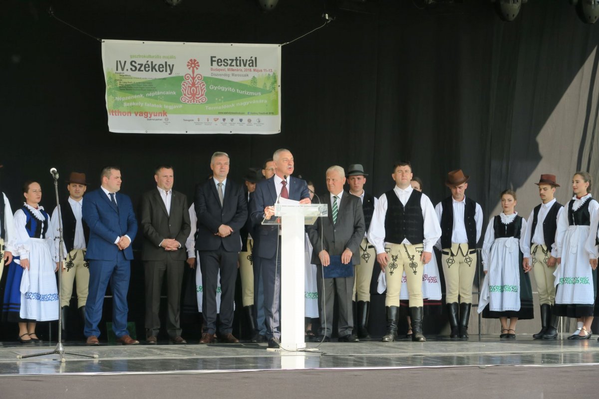 Székelyföldi elöljárók és hagyományőrzők a megnyitón &bullet;  Fotó: Hargita megye önkormányzatának sajtószolgálata