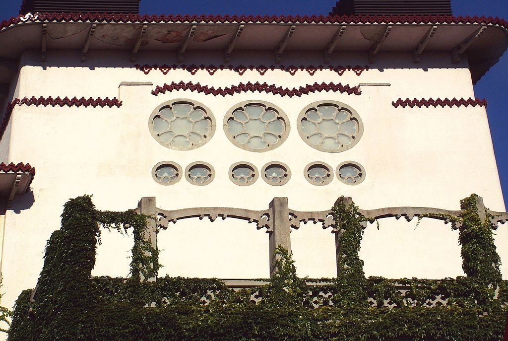 Jellegzetes Medgyaszay-stílus, a veszprémi színház homlokzata •  Fotó: Wikipédia