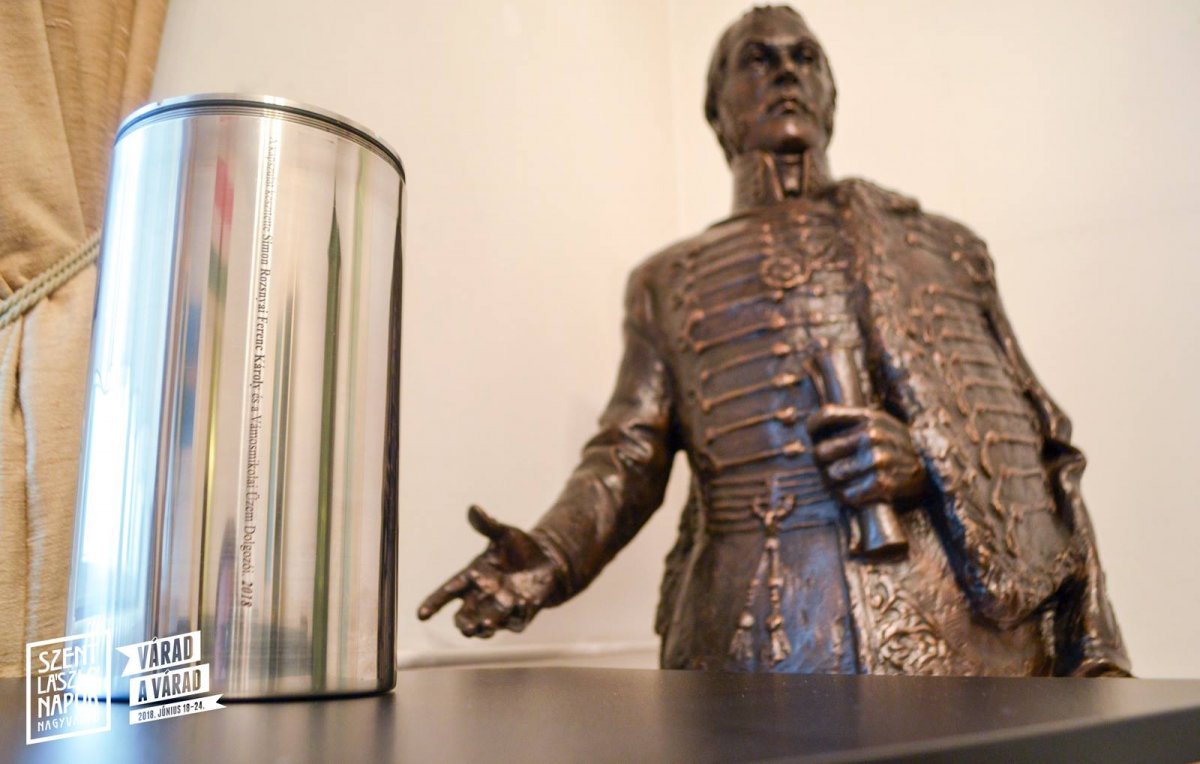 Hamarosan minden a helyére kerül. még a hétvégén rákerül a talapzatára a rhédey-szobor benne az időkapszulával •  Fotó: Szent László Napok