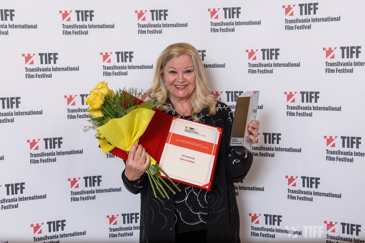 Széles Anna az életműdíjjal •  Fotó: Facebook/TIFF