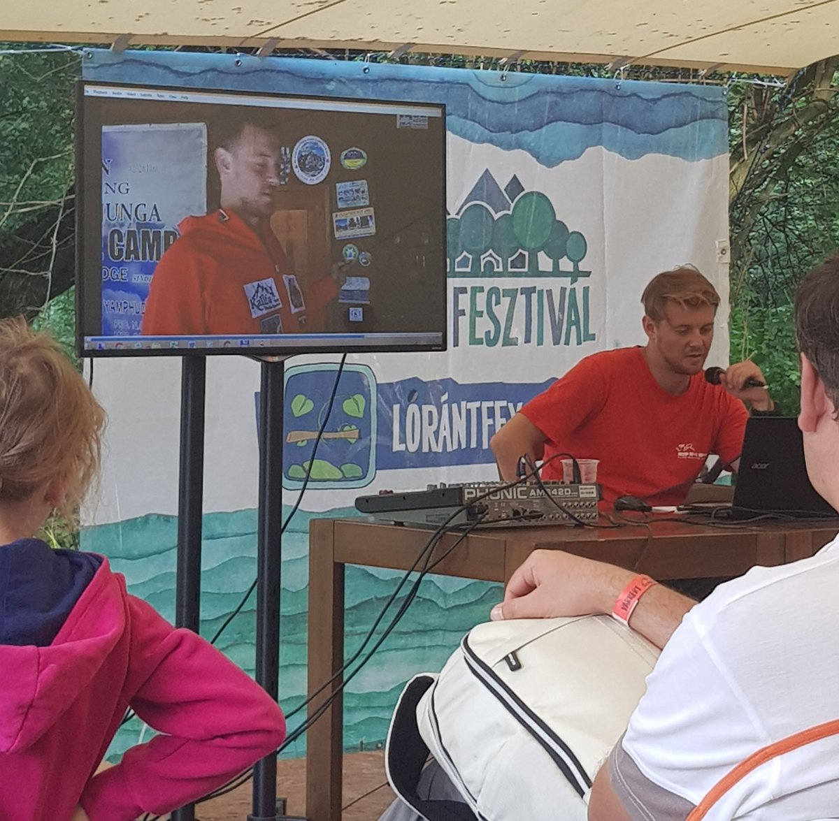 Varga Csaba váradi alpinista hangulatos, közvetlen hangú beszámolót tartott •  Fotó: Kiss Judit