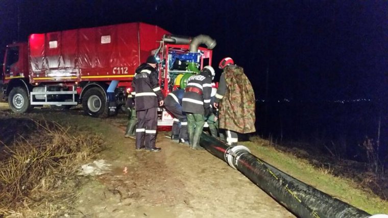 Baj van Köpecen: több száz helybelit evakuálnak a gátszakadás veszélye miatt