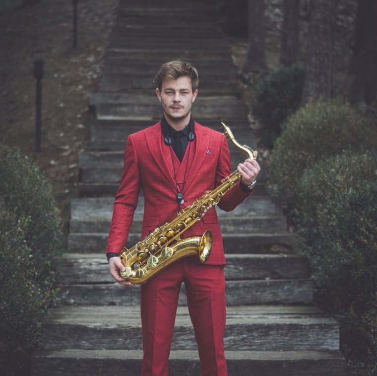 Kolozsvár központját „bejáró” szaxofonszólam: Miklós Roland művészetként tekint az utcazenélésre