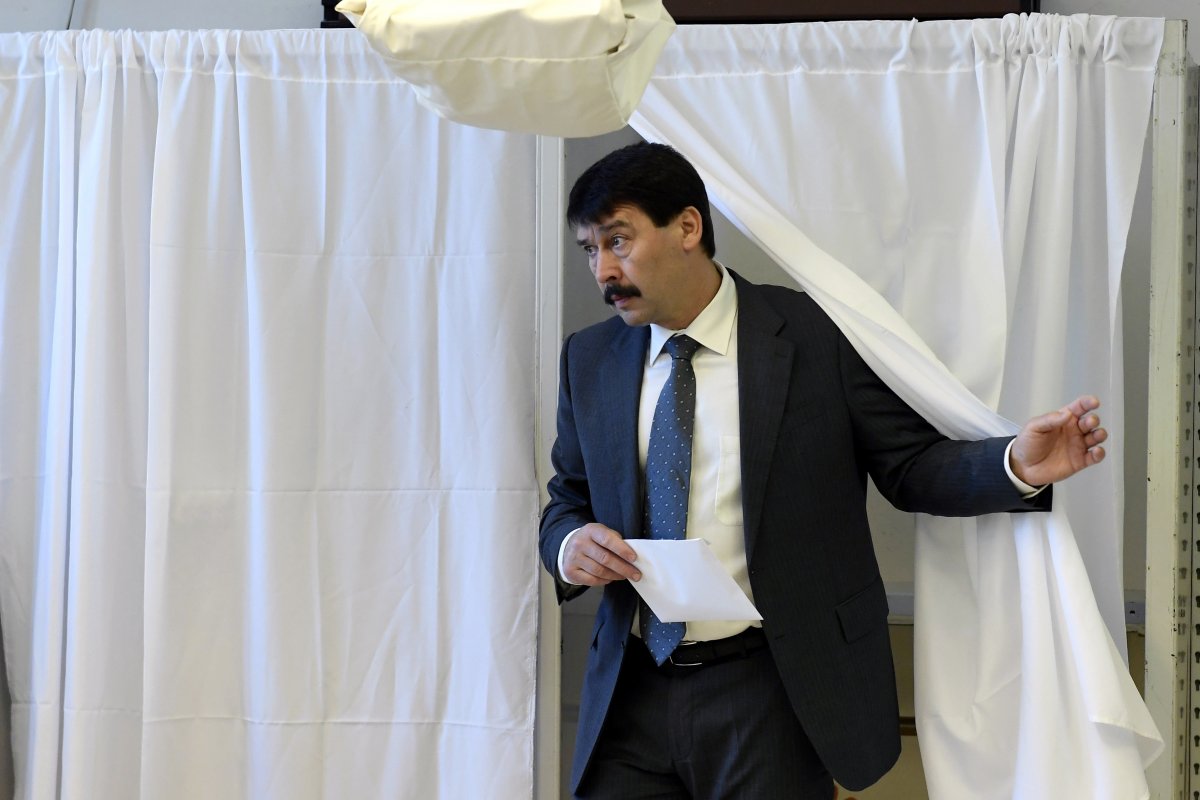 Áder János államfő kilép a szavazófülkéből &bullet;  Fotó: MTI