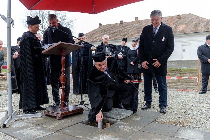 Kató Béla püspök elhelyezett egy, az alapkőletételt megörökítő iratot tartalmazó időkapszulát •  Fotó: Kiss Gábor