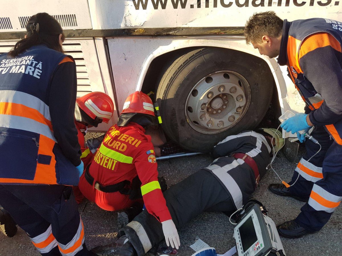 A baleset nyomán egy utas az egyik autóbusz alá szorult •  Fotó: Katasztrófavédelem