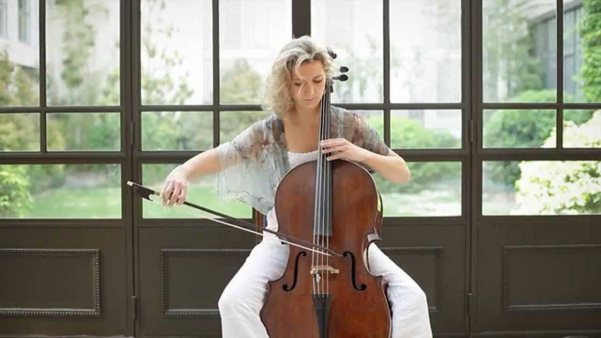 Ophélie Gaillard a neves hangszerrel