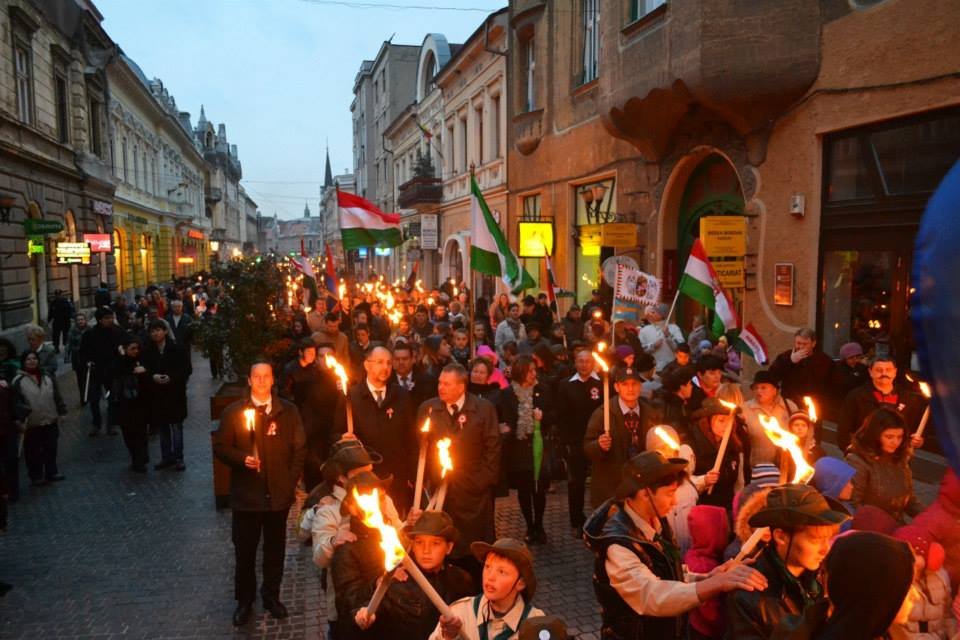 Fáklyákkal vonul a tömeg a váradi Főutcán Petőfi Sándor szobrához •  Fotó: Archív