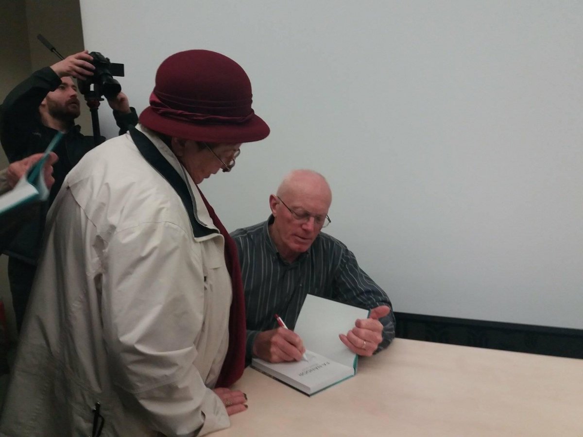 Fa Nándor dedikál Kolozsváron •  Fotó: Pap Melinda