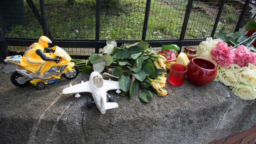 Játékok és virágok Oroszország budapesti nagykövetsége előtt &bullet;  Fotó: RT.com/AFP