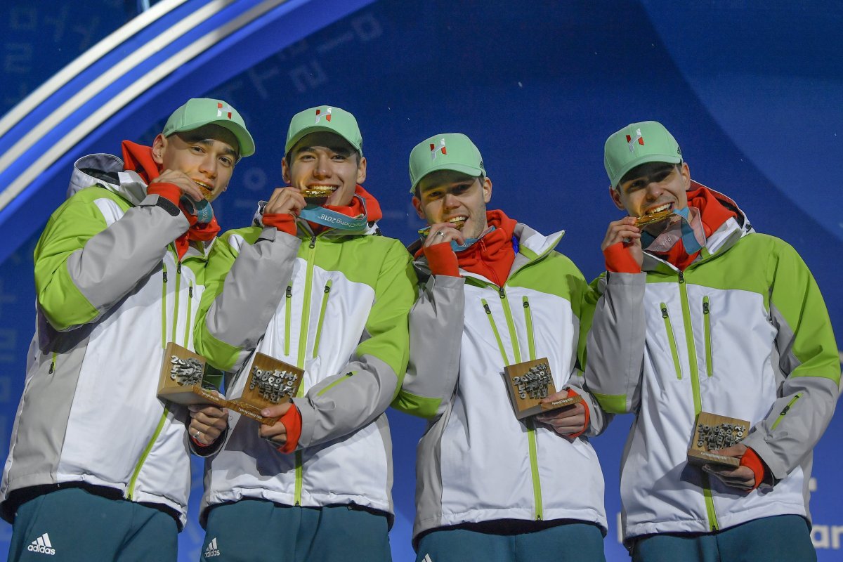 Liu Shaolin Sándor (balról jobbra), Liu Shaoang, Knoch Viktor és Burján Csaba az éremátadáson •  Fotó: MTI