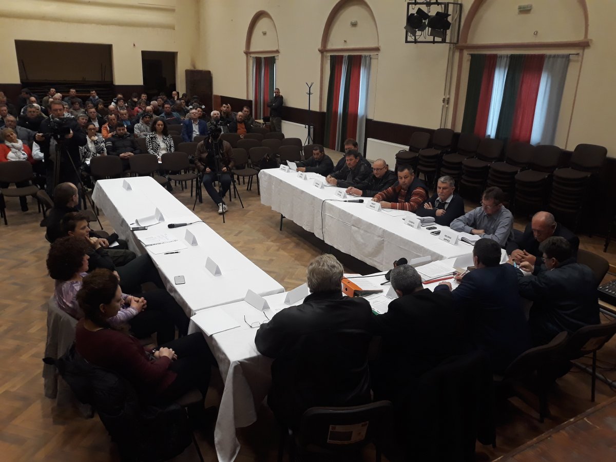 Szemtől szemben. Megromlott a viszony az RMDSZ és az MPP között Makfalván • Fotó: Szucher Ervin