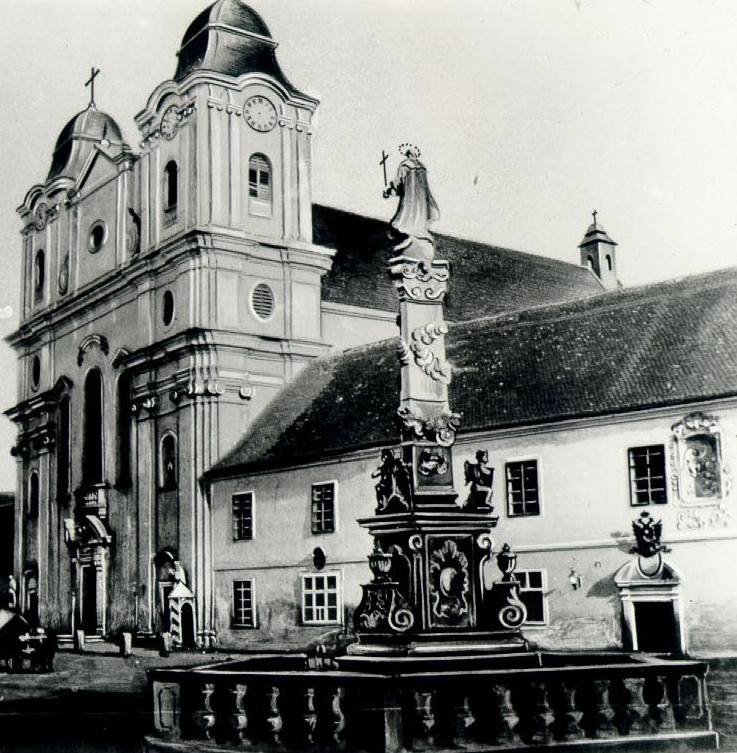Az oszlopot a román kommunista hatóságok 1959-ben, restaurálása után bontották le azon indokkal, hogy akadályozza a gépkocsiforgalmat •  Fotó: Facebook/Oláh Emese