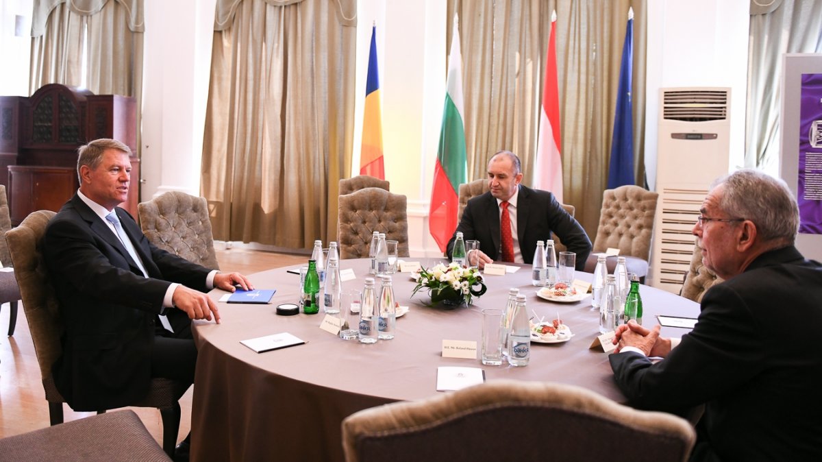 Klaus Johannis a ruszei találkozón Rumen Radev bolgár (középen) és Alexander van der Bellen osztrák államfővel •  Fotó: Presidency.ro