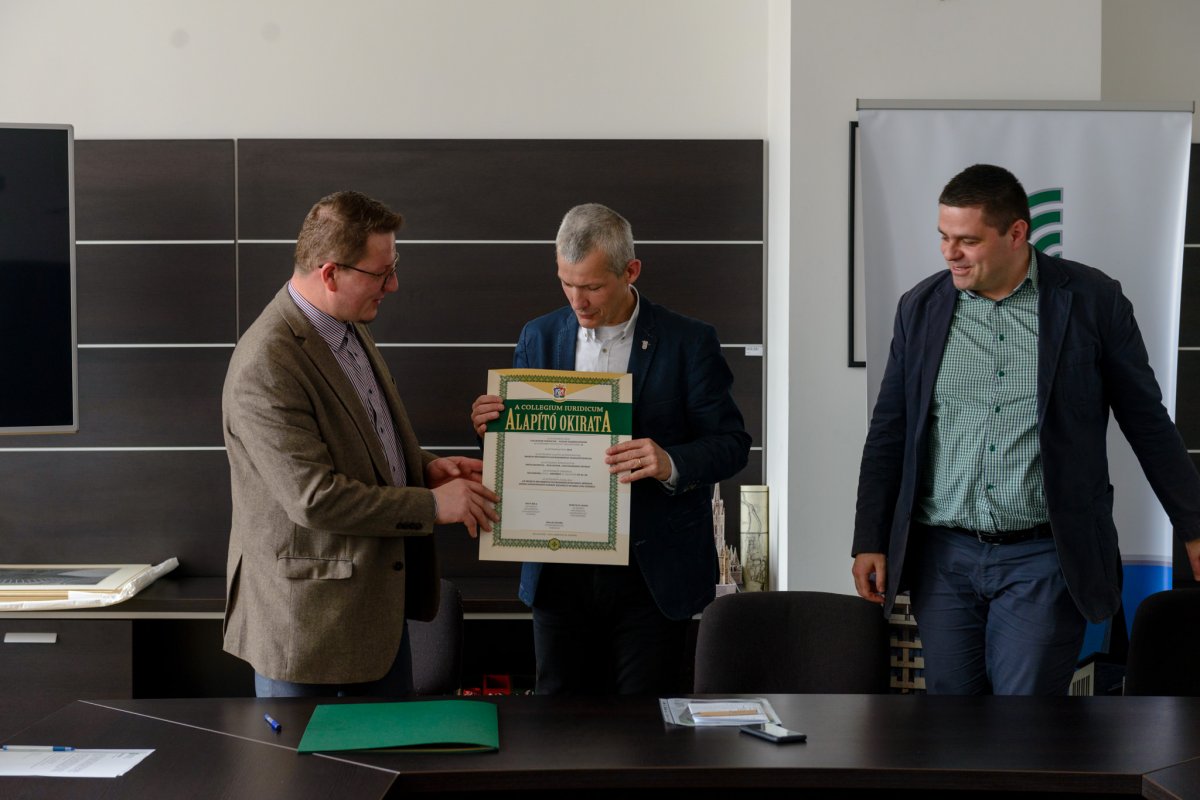 Az alapítók az alapító okirattal • Fotó: Kiss Gábor