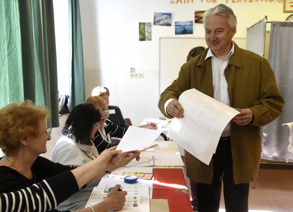 Semjén Zsolt átveszi a szavazólapot &bullet;  Fotó: MTI