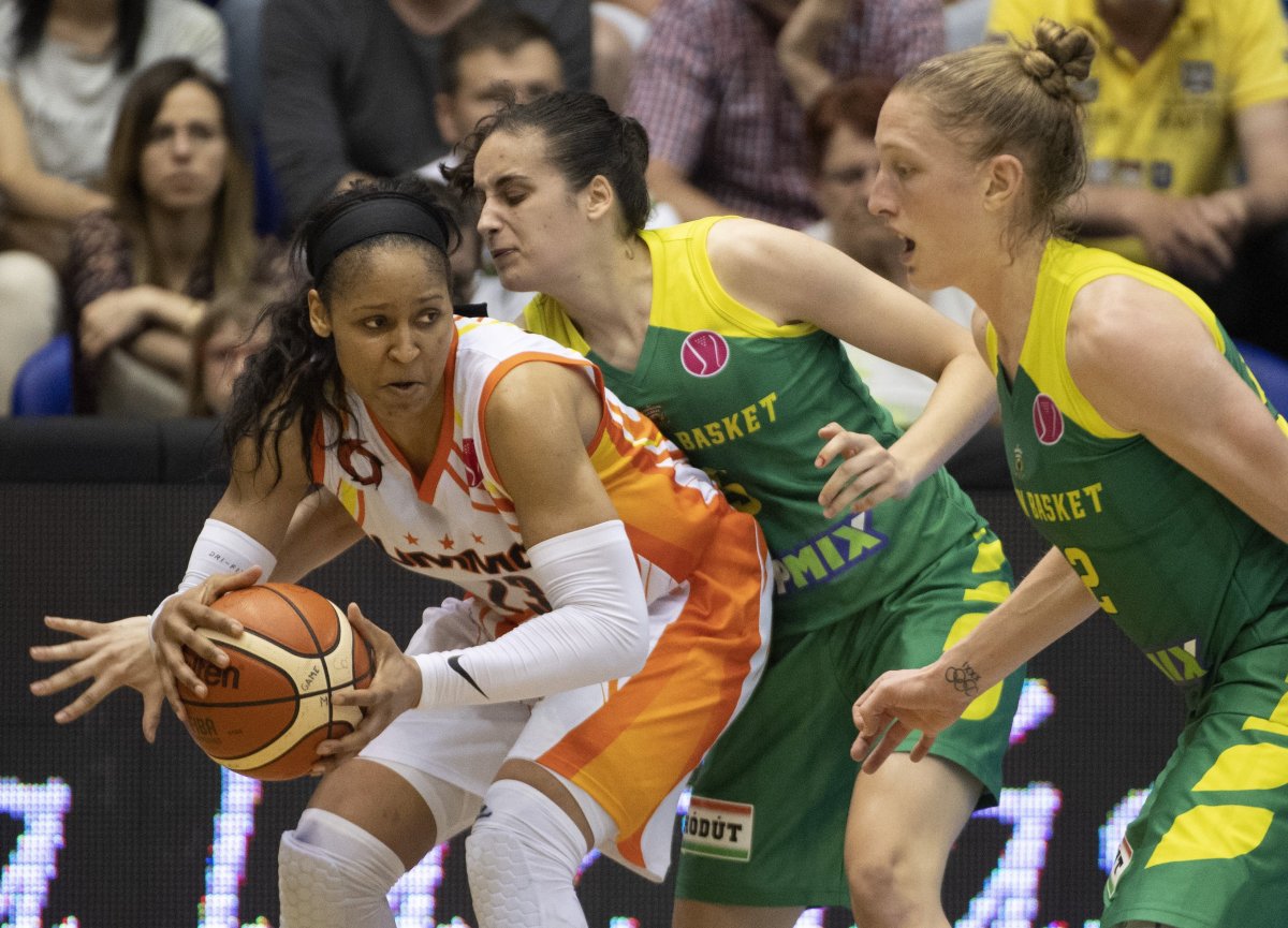 Maya Moore (b), az orosz Jekatyerinburg, valamint Angela Salvadores (k) és Danielle Page, a Sopron játékosa a vasárnap esti döntőben •  Fotó: MTI