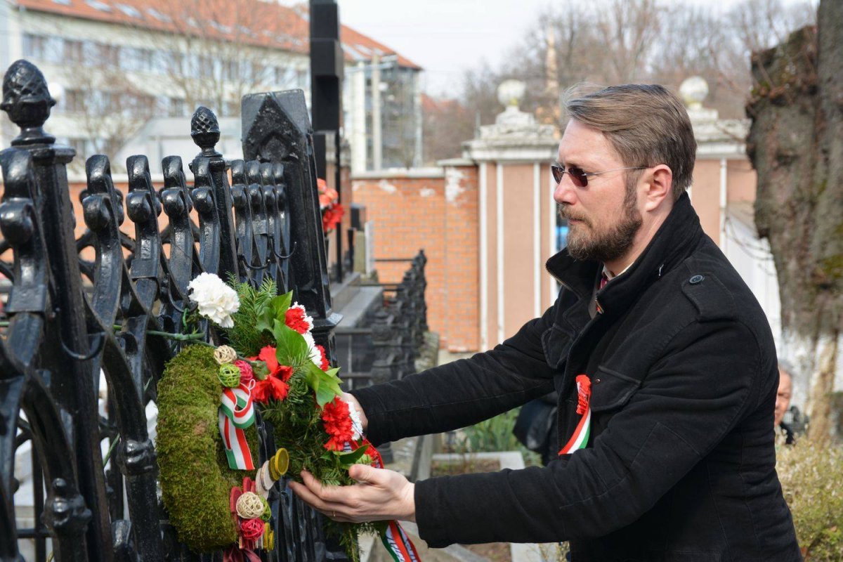 Szabó Ödön képviselő koszorúz március 15-én •  Fotó: Facebook/RMDSZ
