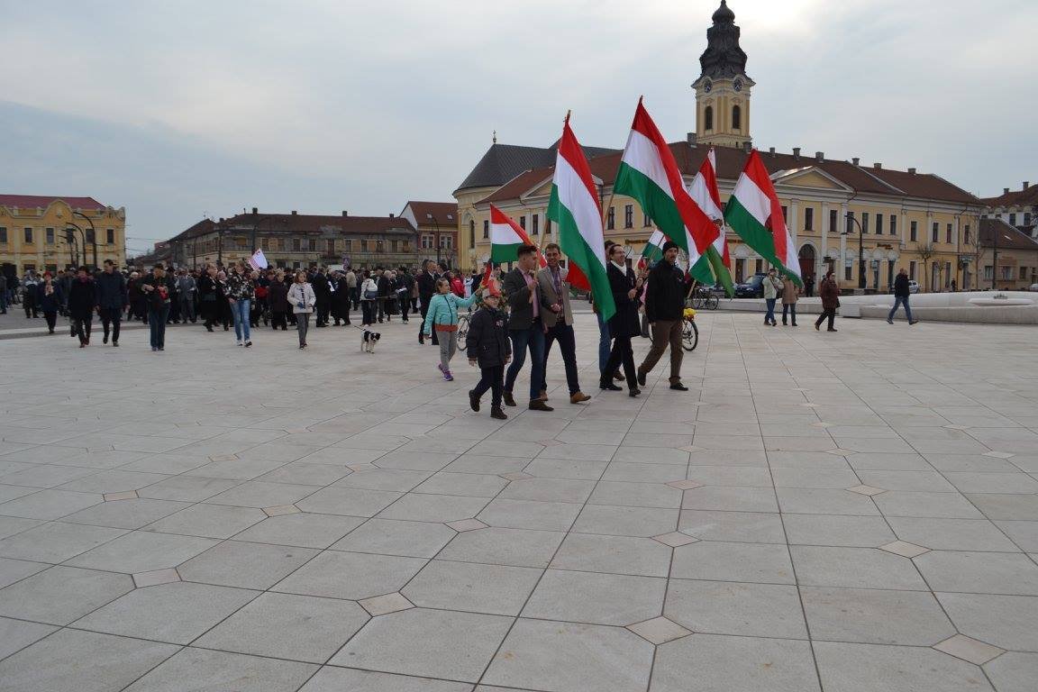 Térfoglalás. Tavaly először a Szent László téren is ünnepelt a magyar közösség március 15-én •  Fotó: Facebook/Bihar Megyei Néppárt