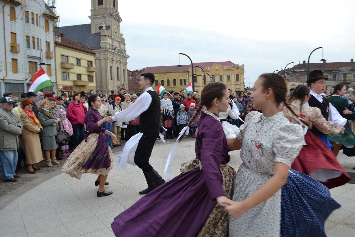 Hajdú-Bihar megyei táncosok a váradi főtéren •  Fotó: Facebook/Bihar Megyei Néppárt