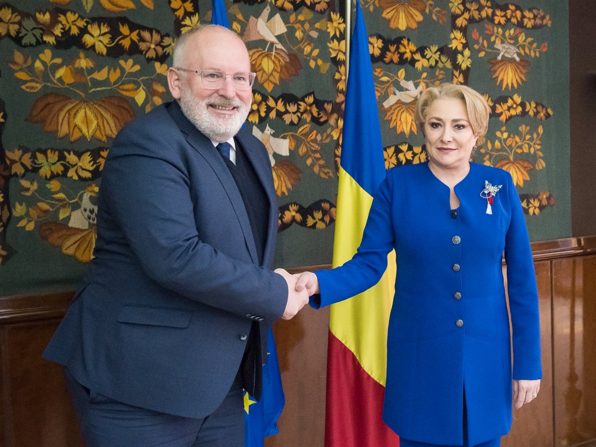 Mosolyszünet. Frans Timmermans EB-alelnök és Viorica Dăncilă román kormányfő júliusi brüsszeli találkozóján •  Fotó: Gov.ro