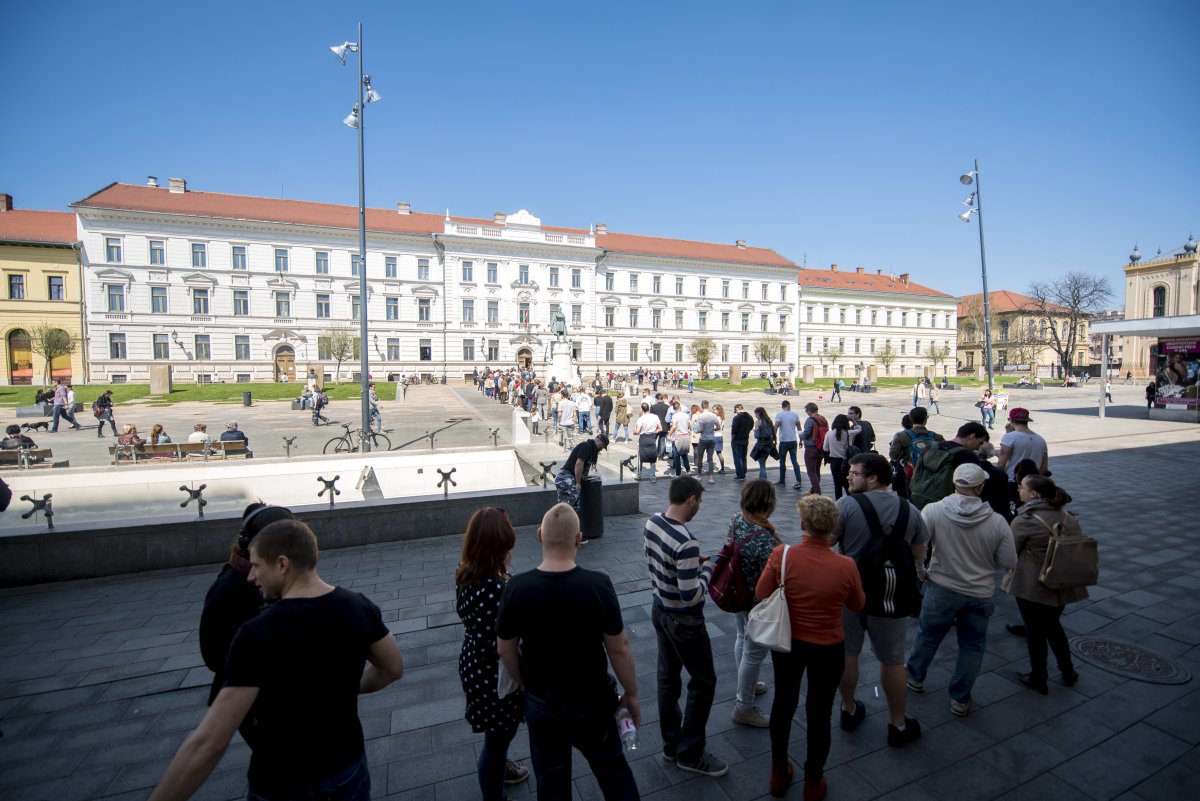 Sorban álló szavazók a pécsi Kossuth téren &bullet;  Fotó: MTI