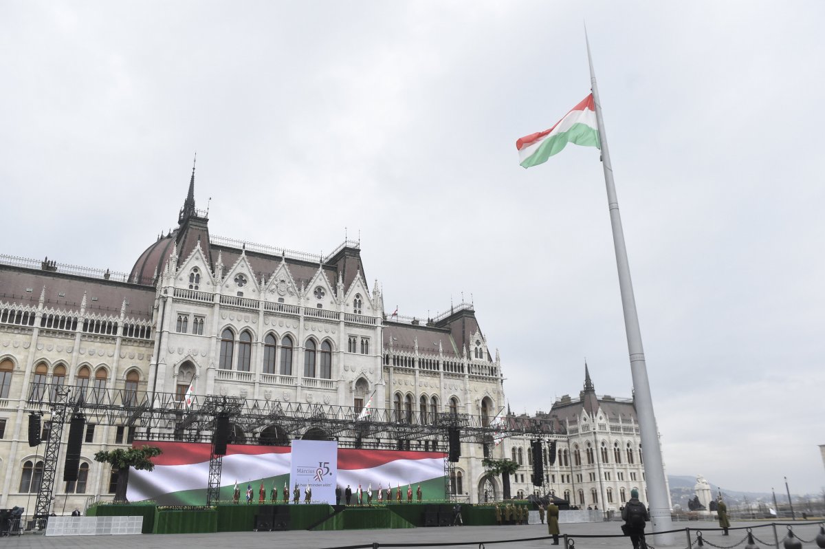 Zászlófelvonás Budapesten, március 15-én. A helyszínről a legszebb. Archív •  Fotó: MTI