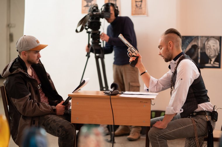 Hollywoodi technikák erdélyi kamerák előtt: híres gengszter- és westernfilmekből adtak elő jeleneteket Székelyudvarhelyen