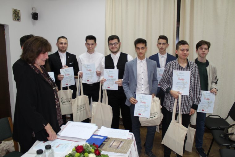 „Hitet adni a jövőnek” – díjazták a Házsongárdi temető sírjait önkéntesen gondozó kolozsvári diákokat