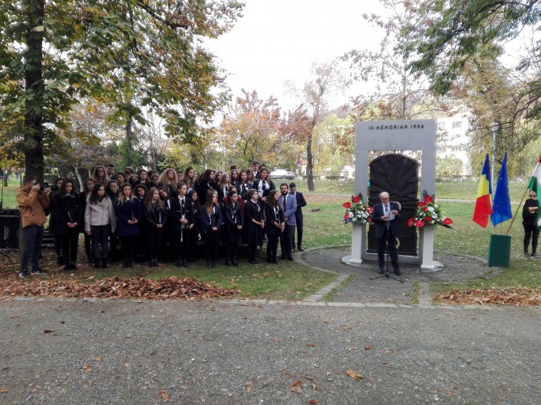 Ötvenhatos harc a jelenben – a sétatéri emlékműnél ünnepelték Kolozsvár magyar lakosai a szabadságharcos hősöket