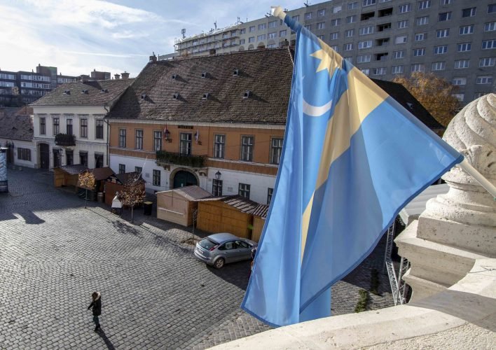 Román centenárium – székely zászlót helyeztek ki az óbudai közintézményekre