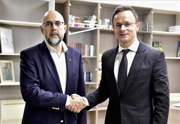 Szijjártó Péter elfogadhatatlannak, Kelemen Hunor jogfosztónak tartja az ukrán nyelvtörvényt