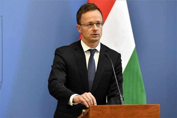 Szijjártó Péter szerint erkölcstelen és tisztességtelen mindenkivel ünnepeltetni a román centenáriumot