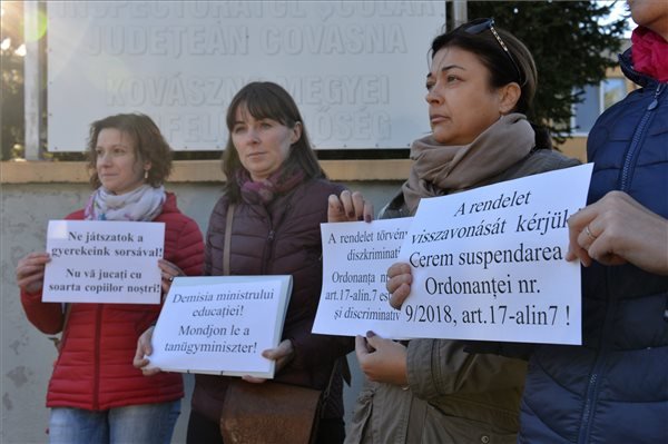 Lemondott az oktatási miniszter, visszavonhatják a vitatott tanügyi rendeletet