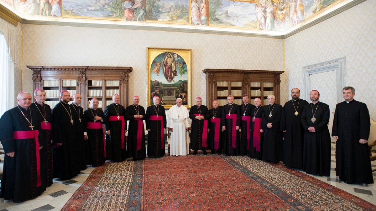 Ferenc pápa Románia görögkatolikus és római katolikus püspökeinek társaságában november elején •  Fotó: Vaticannews.va