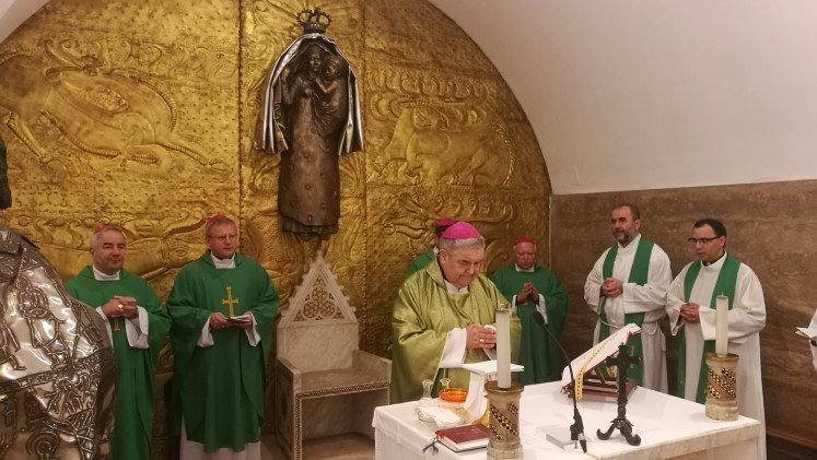 Jakubinyi György érsek és az erdélyi püspökök magyar nyelvű szentmiséje a római Magyarok Nagyasszonya-kápolnában &bullet;  Fotó: Romkat.ro