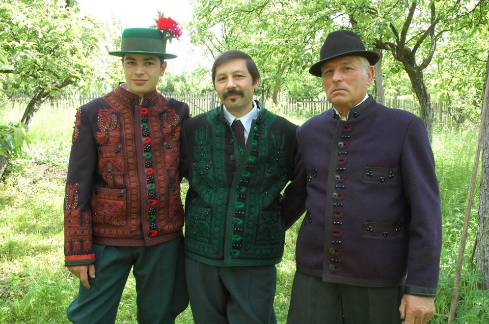 Hagyományőrzés szívvel-lélekkel. Bálint Tibor (középen) szerint a bujka apró, de lényeges részleteihez rengeteg türelem és odafi gyelés szükséges &bullet;  Fotó: facebook.com/Tibor Bálint