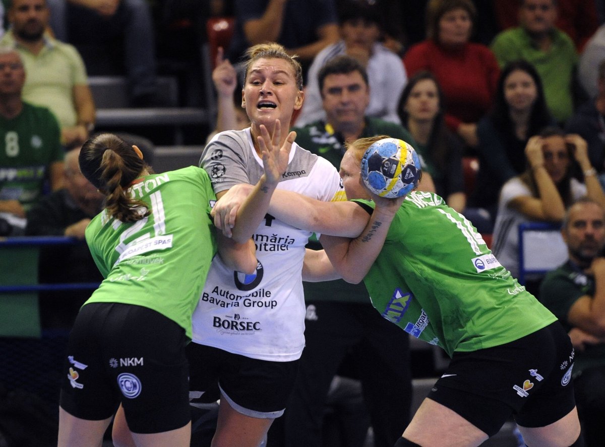 Hiába fogták a zöldmezes ferencvárosi védők, Amanda Kurtovic (középen) és a Bukaresti CSM könnyed győzelemmel került ki a „szorítóból” •  Fotó: MTI